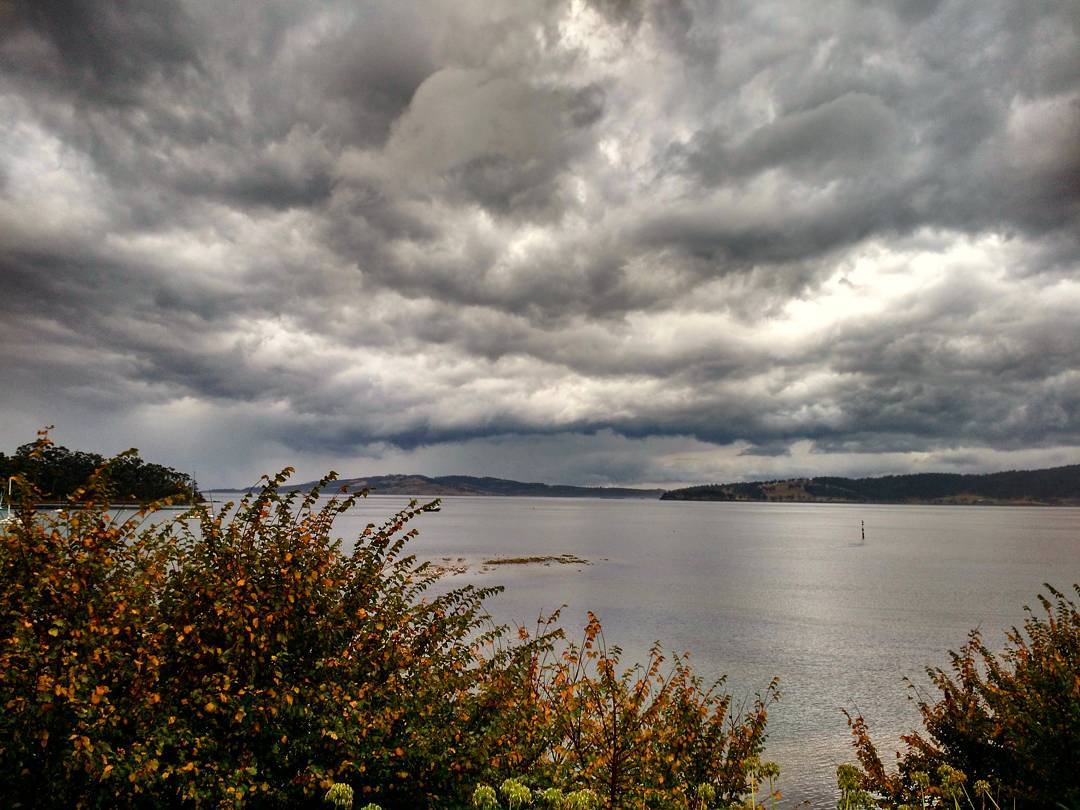 Looking stormy over the Channel this morning.
Photo: @_tomsandy #tasmania #storm #moody #brunyisland #woodbridge #clouds