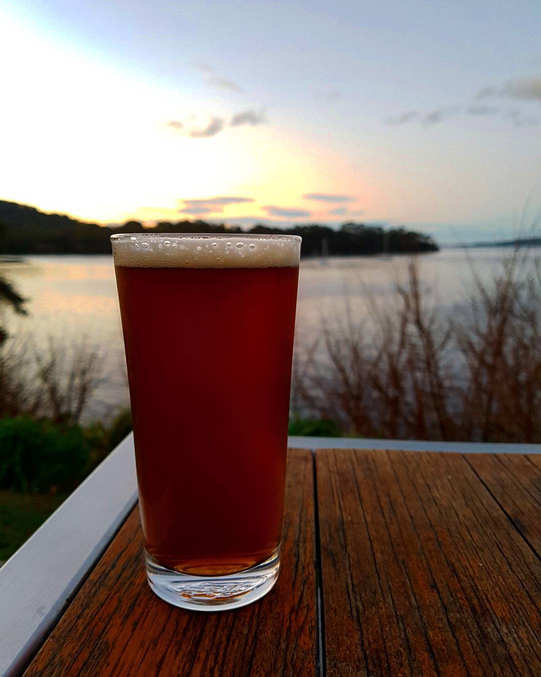 Come and enjoy a glass of our newest beer on tap. The “Anekke Red Ale” from Captain Bligh’s brewing company is a perfect accompaniment to be enjoyed with our veiw of the Channel! ?: @_tomsandy #tasbeer #beer #tasmania #captainblighs #redale #woodbridge