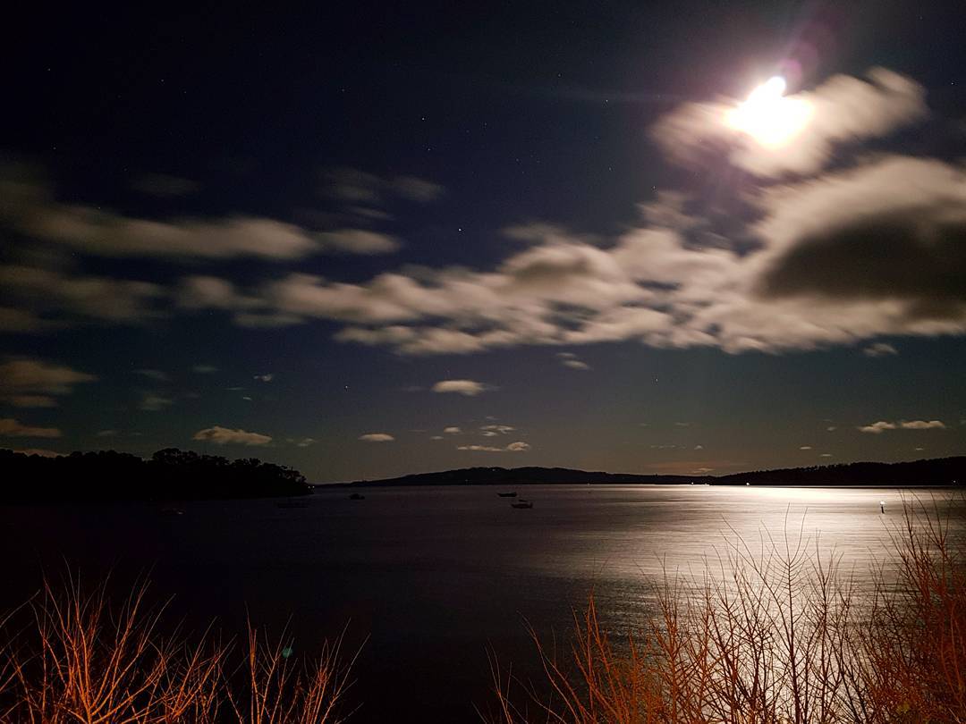 The evening view from our terrace. Perfect spot to enjoy a peacful drink. If you can brave the cold that is! ?: @_tomsandy #woodbridge #tasmania #australia #view #moon #brunyisland