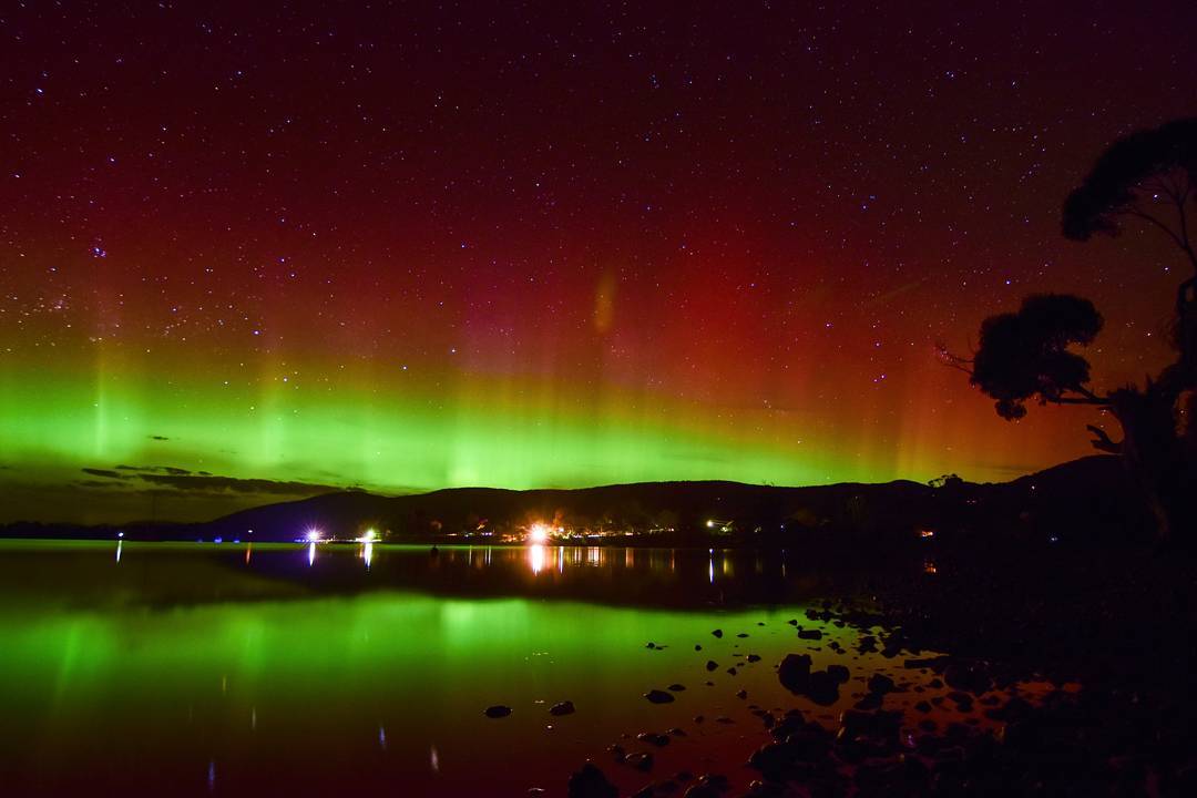 This photo of a beautiful aurora over Peppermint Bay was taken from just across the bay from us. The next time you are heading out south chasing the amazing southern lights, stop in and see us for hot drink or a meal to keep you going! ?: @sandy_mckay92 #tasmania #peppermintbay #peppermintbaycruise #woodbridge