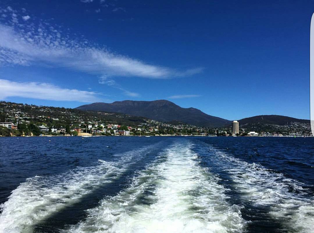The beautiful view as you depart from hobart on our Peppermint Bay cruise! ?: @purdieday #tasmania #hobart #hobartandbeyond #tasmaniagram #boat #peppermintbaycruise #peppermintbay #woodbridge #riverderwent #mtwellington