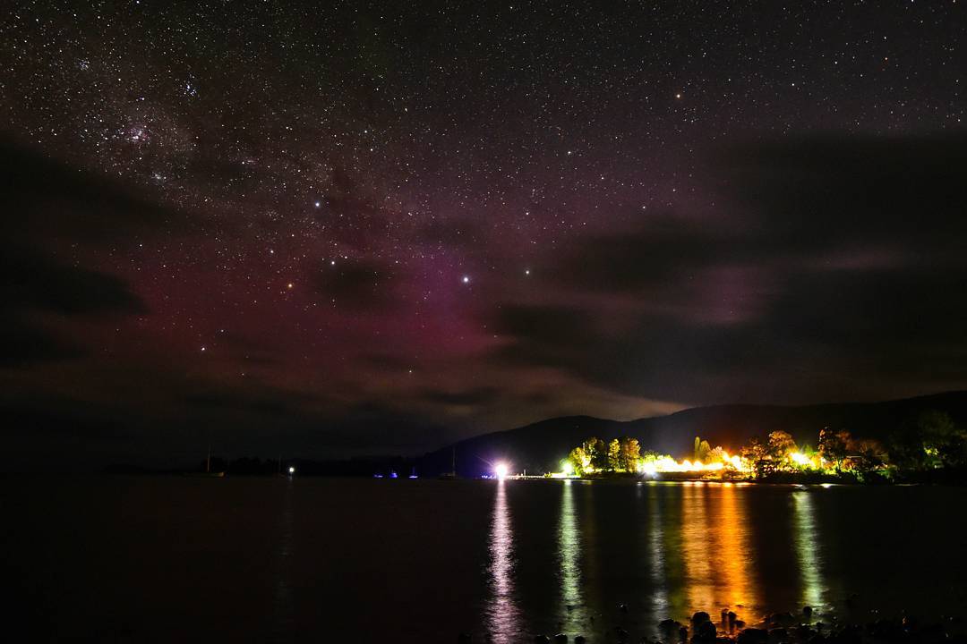 Another shot of Peppermint Bay taken from across the water with an aurora in the background! ?: @sandy_mckay92 #tasmania #australia #woodbridge #peppermintbay #aurora #southernlights