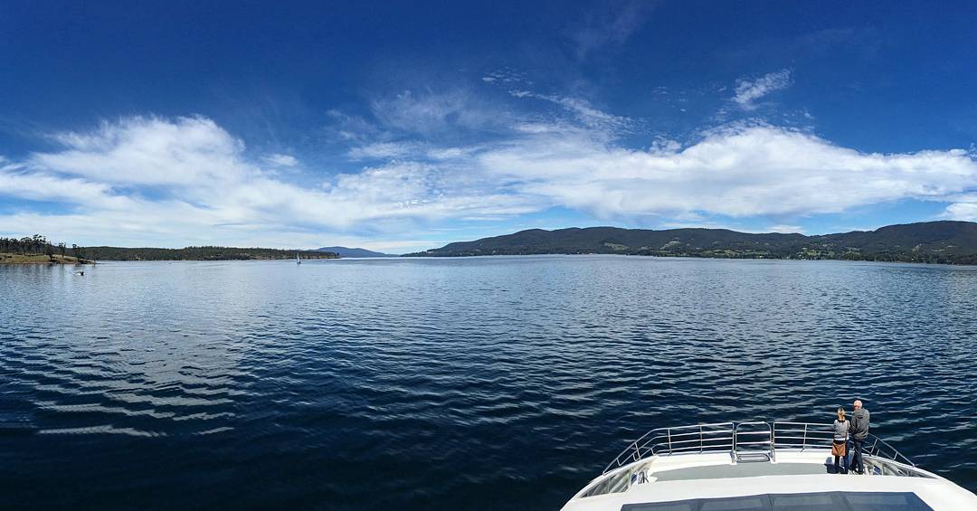 The view of the Channel from the top deck of our Peppermint Bay ll catamaran. Spring into Summer is the perfect time to enjoy our lunch cruise! ?: @joshmrmateria #tasmania #brunyisland #woodbridge