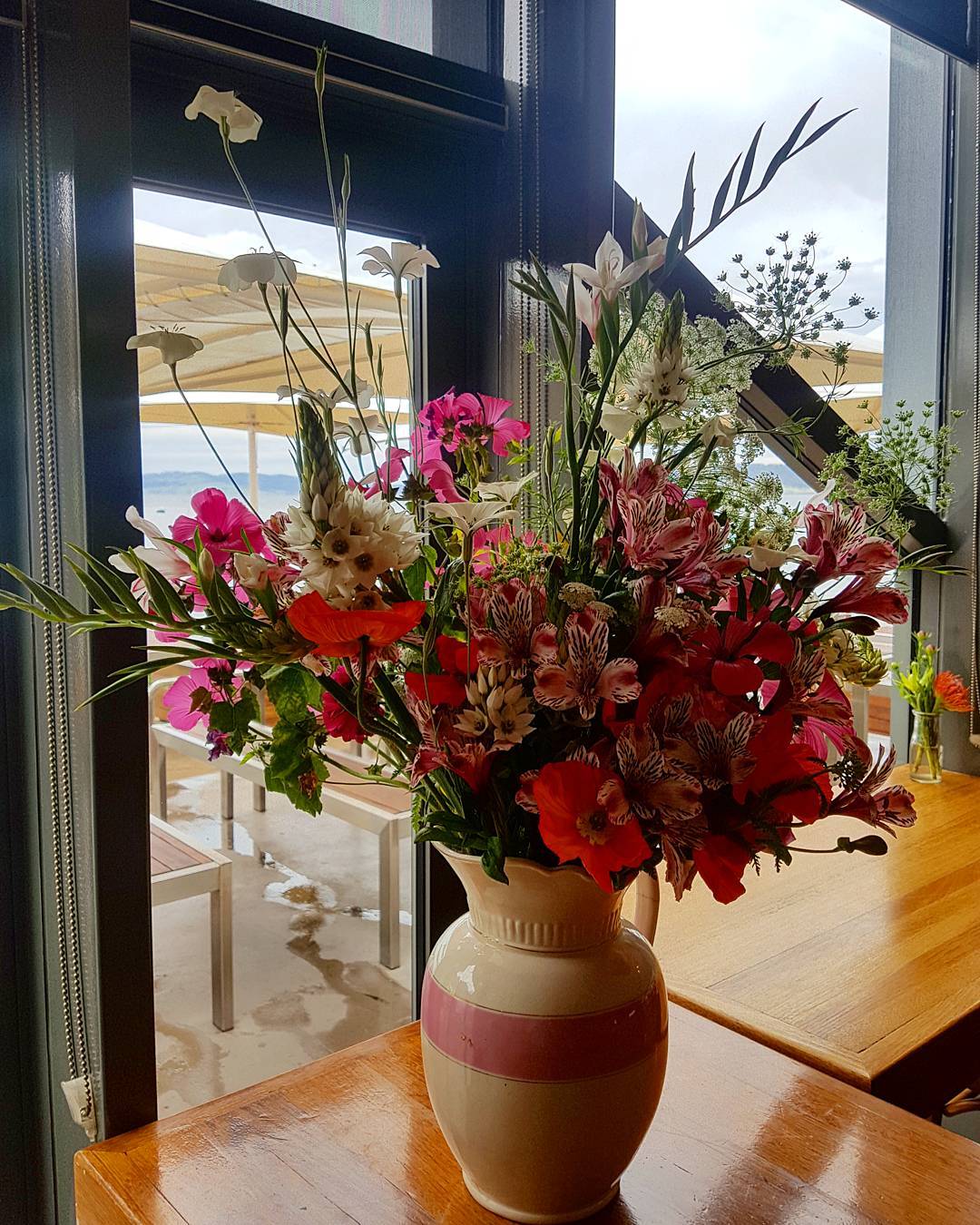 Another beautiful and unique flower arrangement by @lisakingstonflowers #flowers #woodbridge #tasmania #tasflorist #beautiful #local #peppermintbay