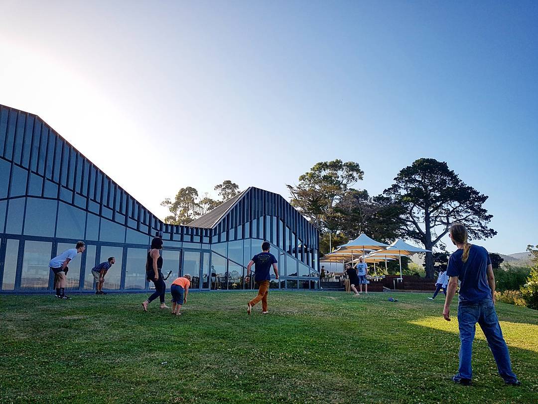 Some late afternoon cricket on a sunday with the crew to wrap up the busy weekend. Hey, C’ya man @tom_byrned. Good luck with the new career! ?: @sandy_mckay92 #peppermintbay #woodbridge #tasmania #australia #celebration #cricket #afternoon #beautiful #architecture