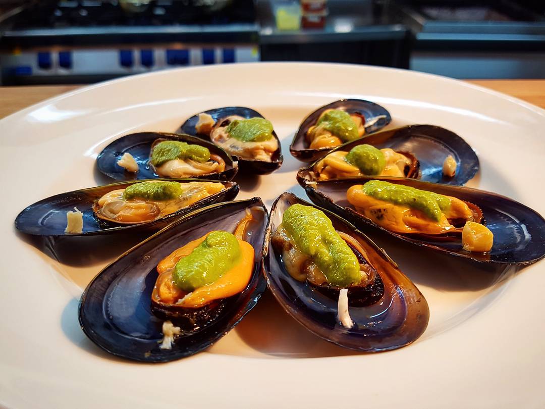 Fresh Tasmanian mussels with herb and chilli verde ?: @sandy_photography #tasmania #woodbridge #peppermintbay #fresh #seafood #localproduce #fromthegarden #mussels #verde #delicious