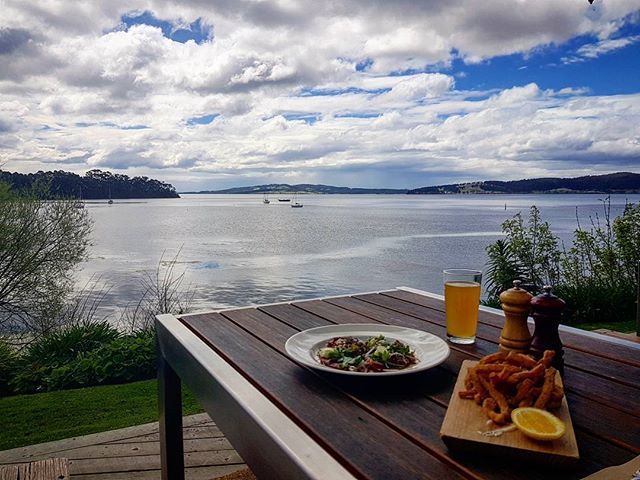 Our bar dining terrace is a pretty special place to enjoy some delicious local produce. Especially with Tassie’s lovely spring weather #peppermintbayhotel #woodbridge #brunyisland #spring #alfresco #tasmania #seetasmania #southerntrove #localproduce #williesmithscider